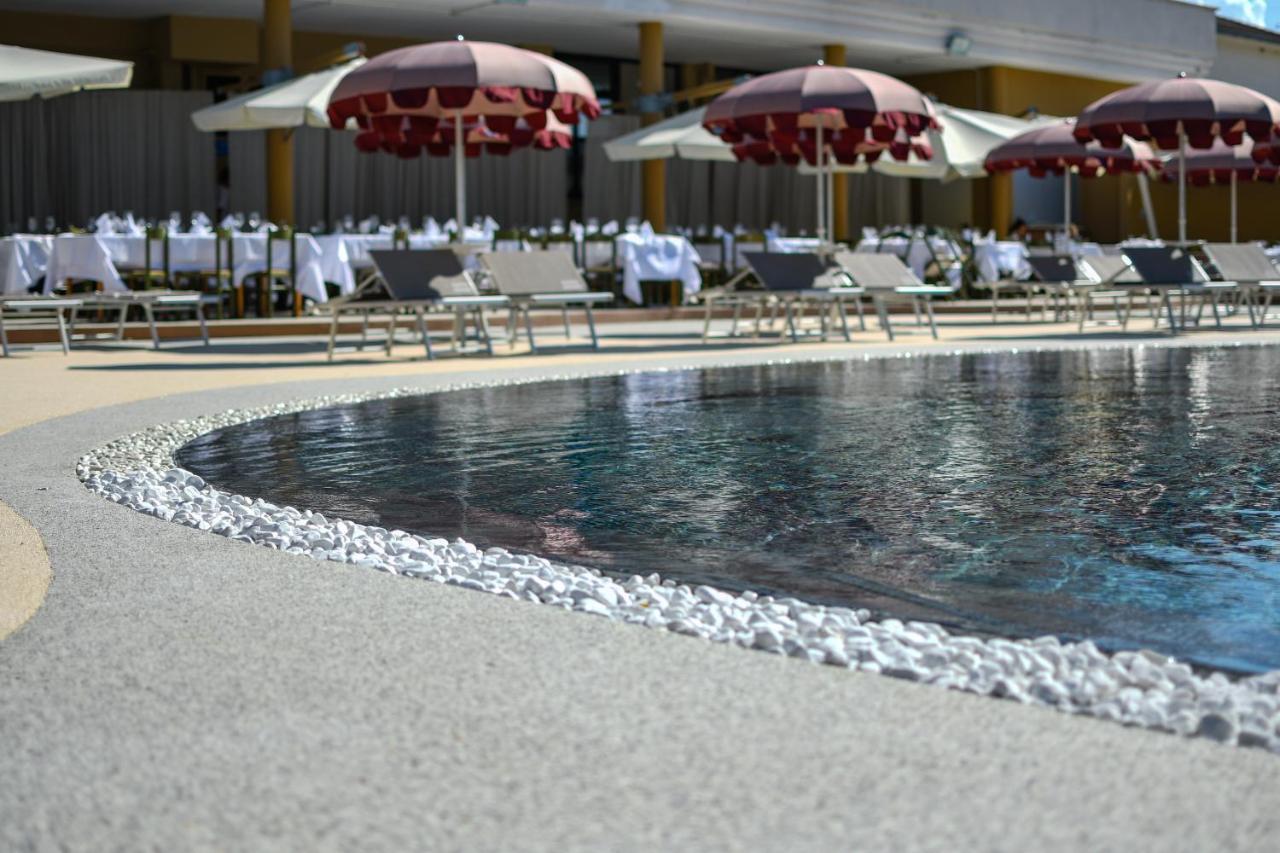 Hotel Baffo Rosso Alba Adriatica Bagian luar foto