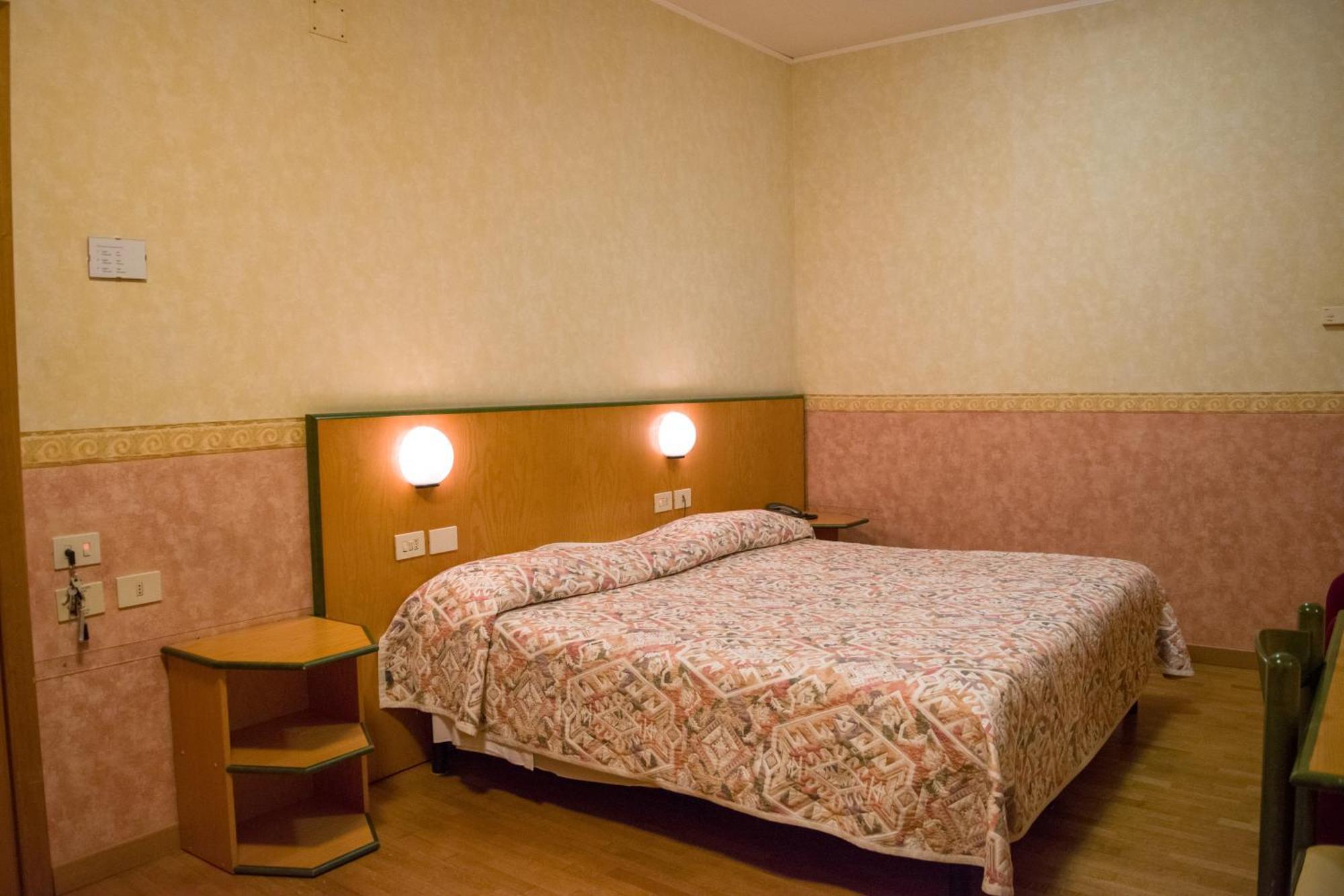 Hotel Baffo Rosso Alba Adriatica Bagian luar foto