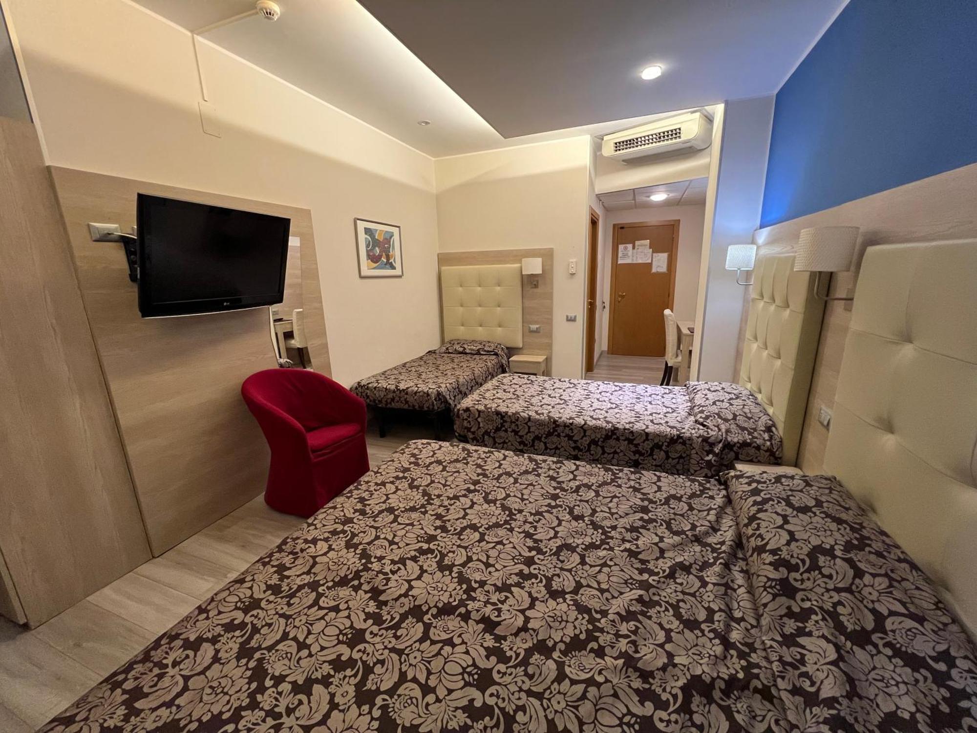 Hotel Baffo Rosso Alba Adriatica Bagian luar foto