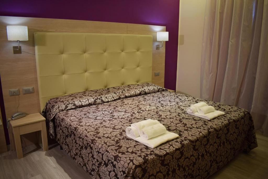 Hotel Baffo Rosso Alba Adriatica Bagian luar foto