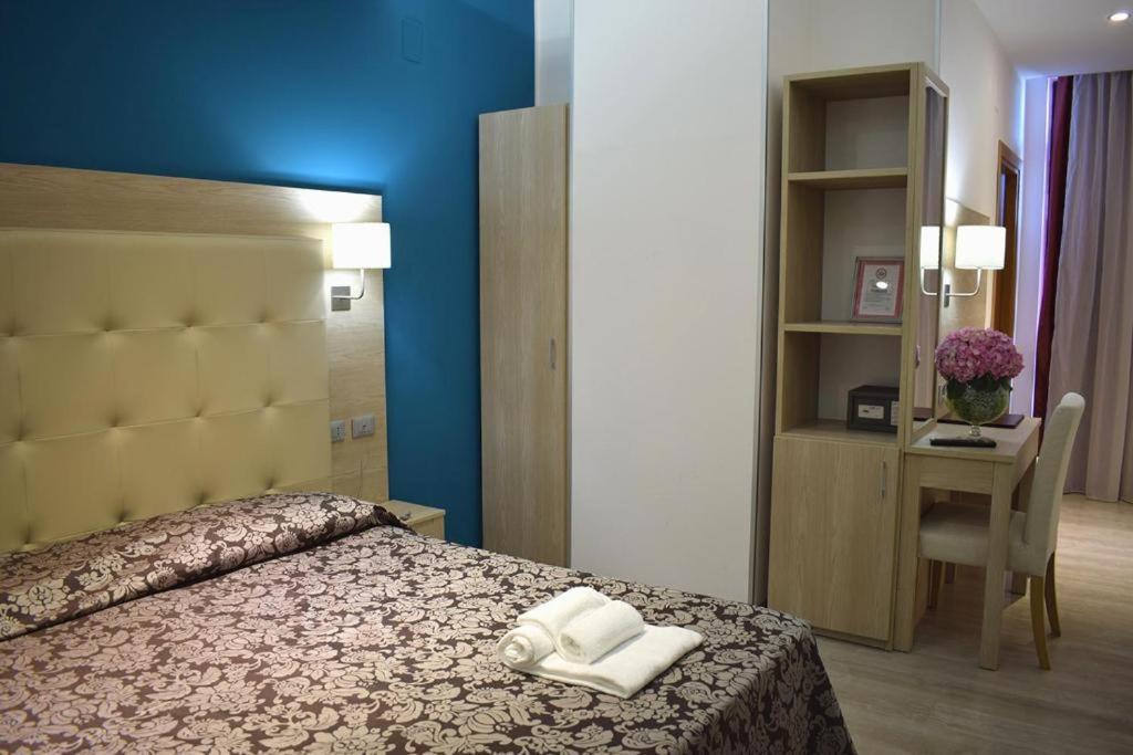 Hotel Baffo Rosso Alba Adriatica Bagian luar foto