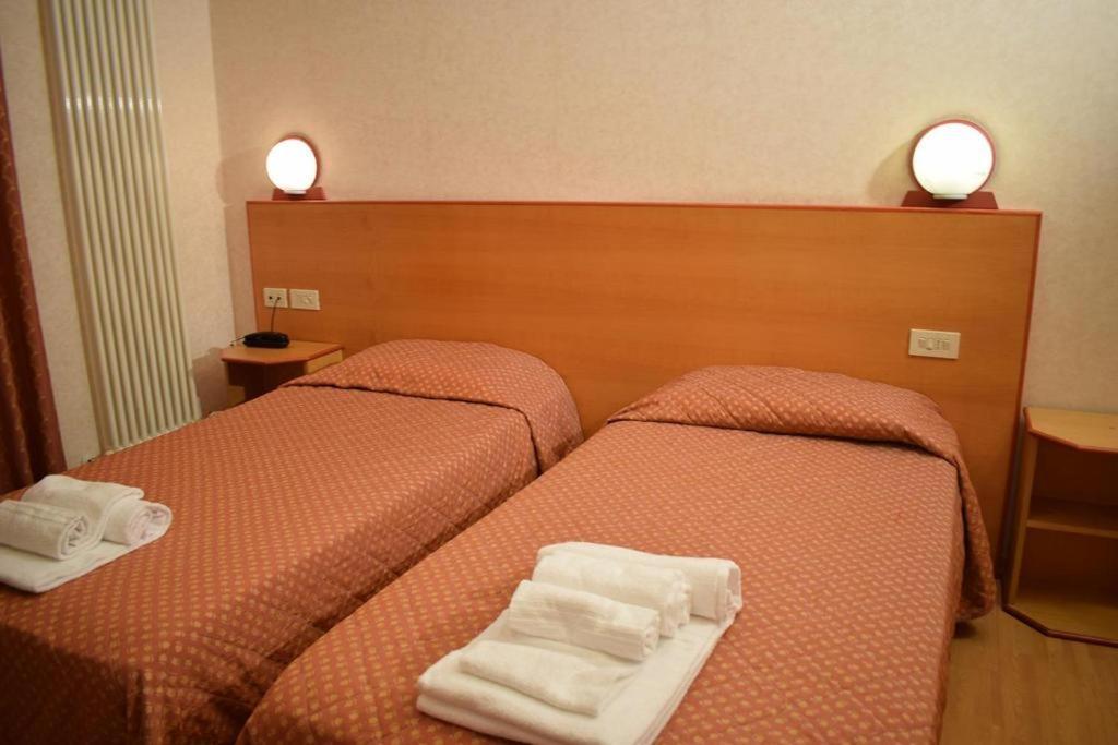 Hotel Baffo Rosso Alba Adriatica Bagian luar foto