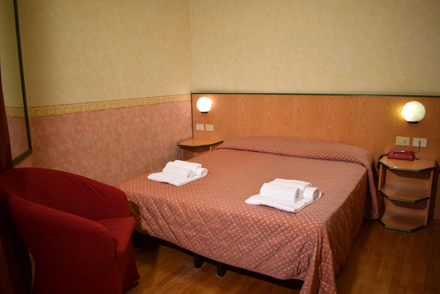 Hotel Baffo Rosso Alba Adriatica Bagian luar foto