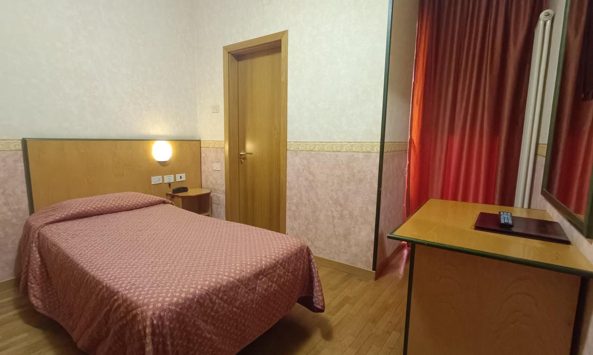 Hotel Baffo Rosso Alba Adriatica Bagian luar foto