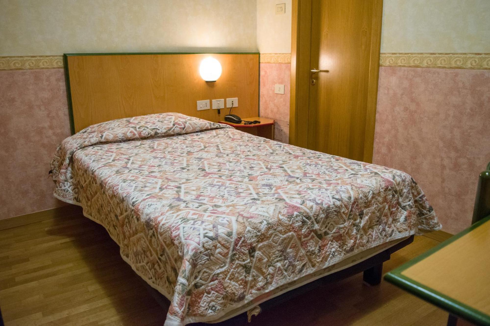 Hotel Baffo Rosso Alba Adriatica Bagian luar foto