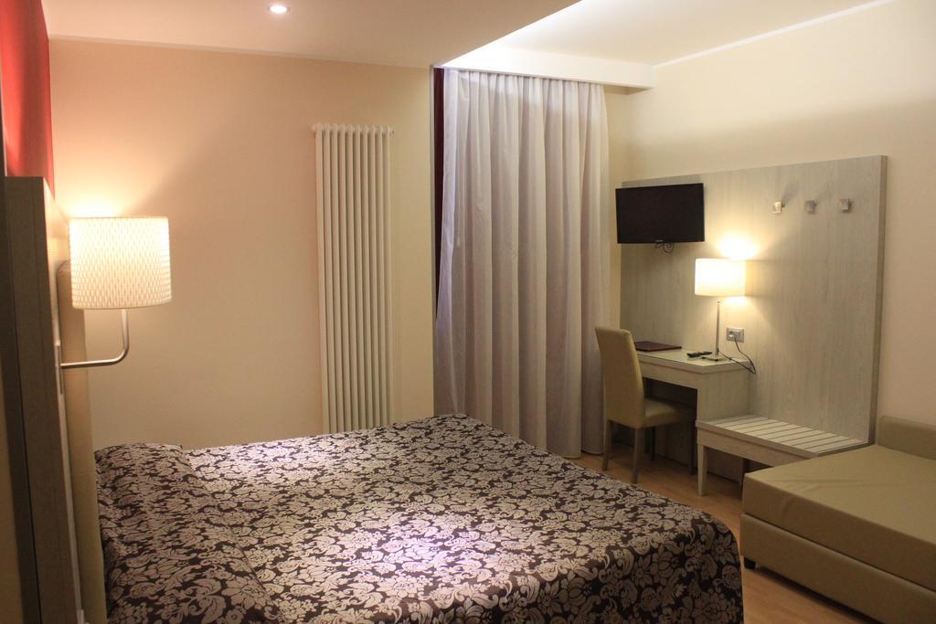 Hotel Baffo Rosso Alba Adriatica Bagian luar foto