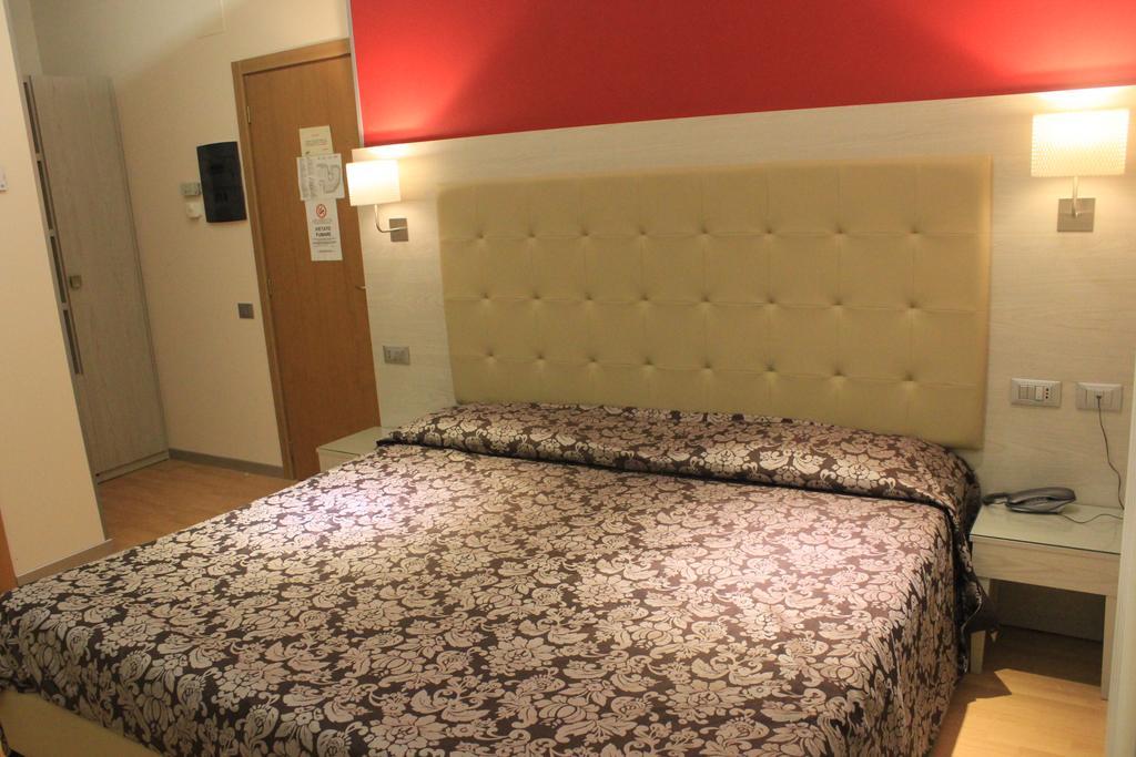 Hotel Baffo Rosso Alba Adriatica Bagian luar foto
