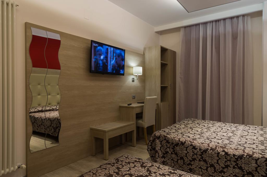 Hotel Baffo Rosso Alba Adriatica Bagian luar foto