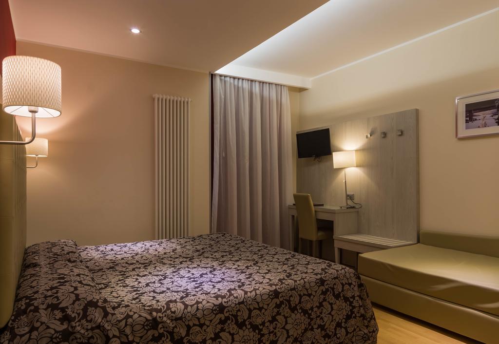 Hotel Baffo Rosso Alba Adriatica Bagian luar foto