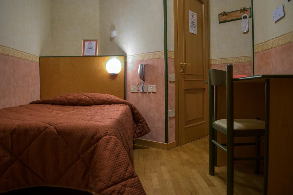 Hotel Baffo Rosso Alba Adriatica Bagian luar foto