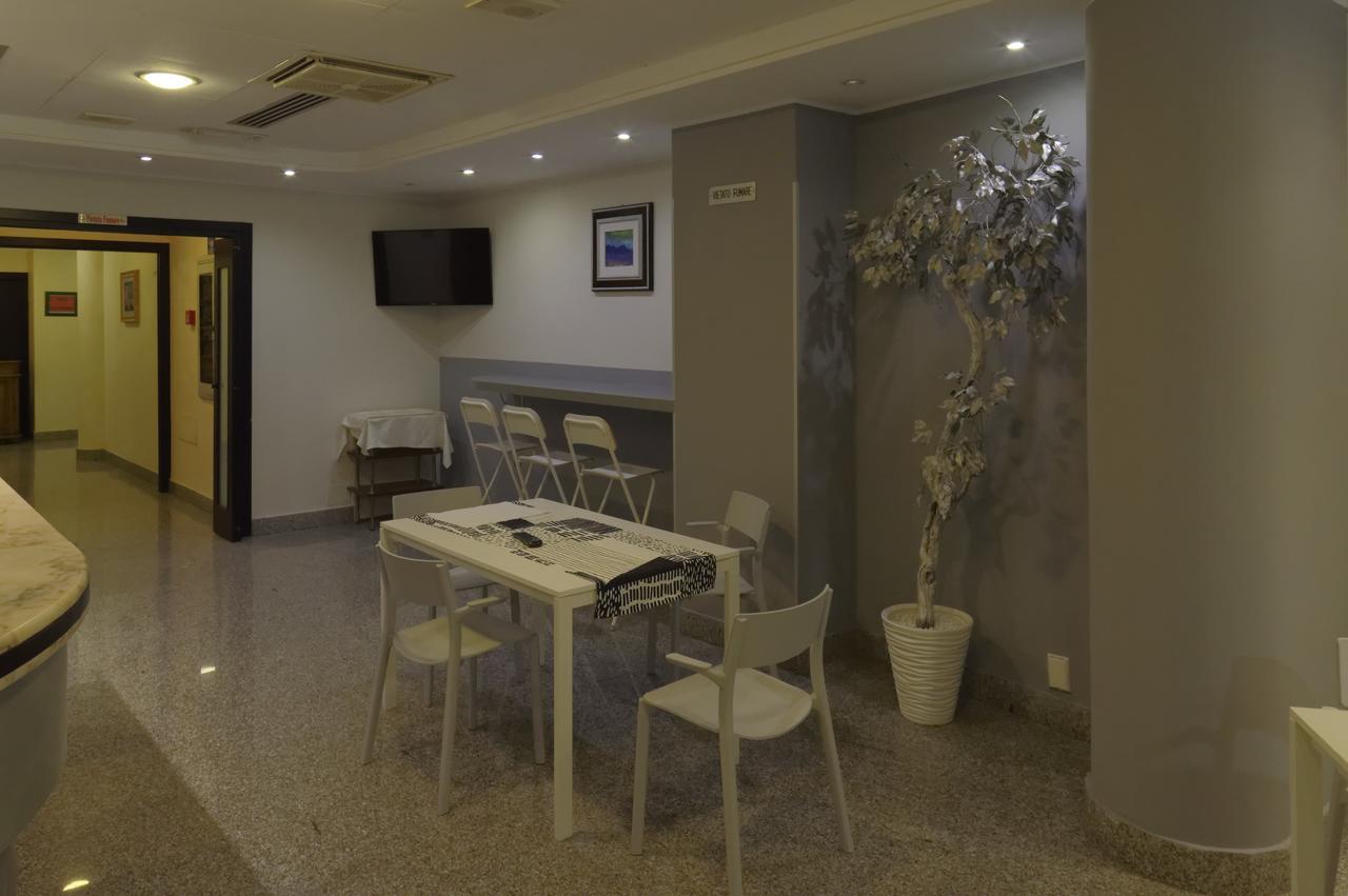 Hotel Baffo Rosso Alba Adriatica Bagian luar foto