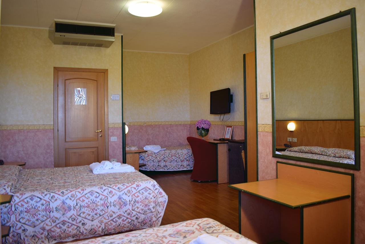 Hotel Baffo Rosso Alba Adriatica Bagian luar foto