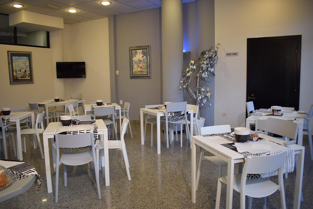 Hotel Baffo Rosso Alba Adriatica Bagian luar foto