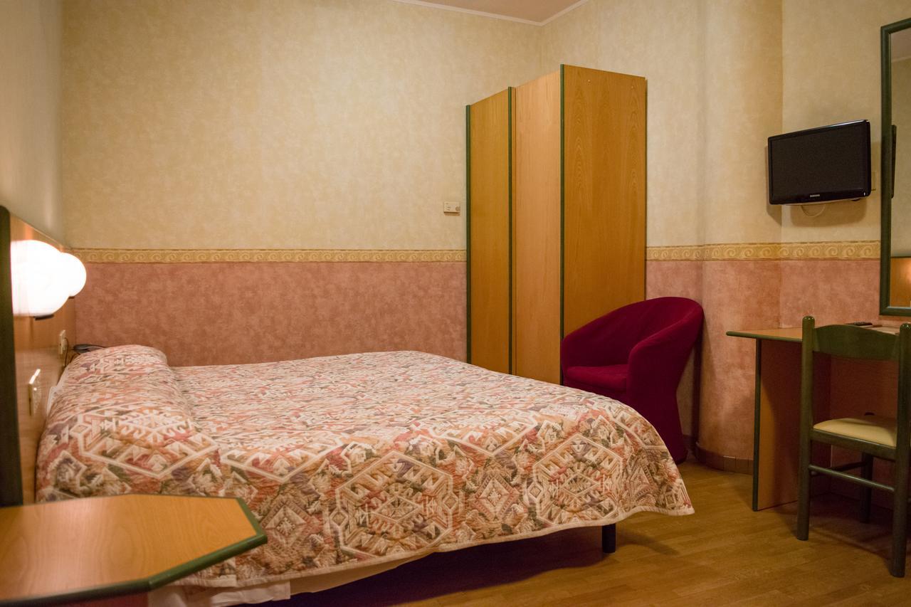 Hotel Baffo Rosso Alba Adriatica Bagian luar foto