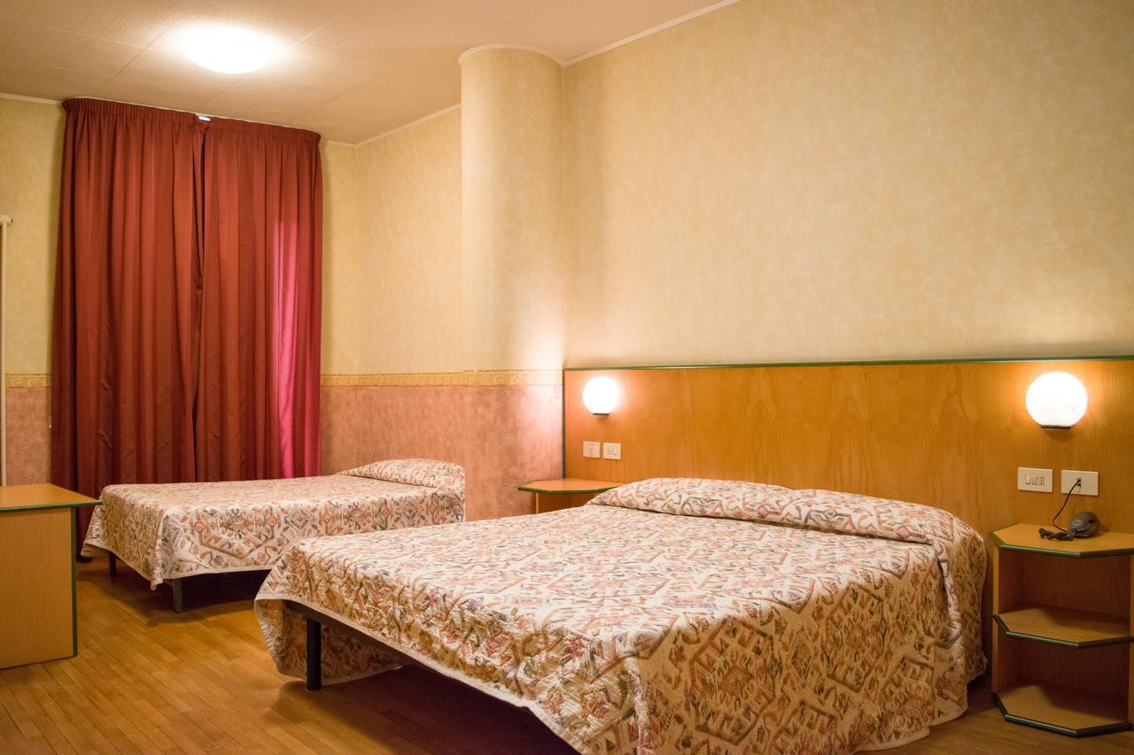 Hotel Baffo Rosso Alba Adriatica Bagian luar foto